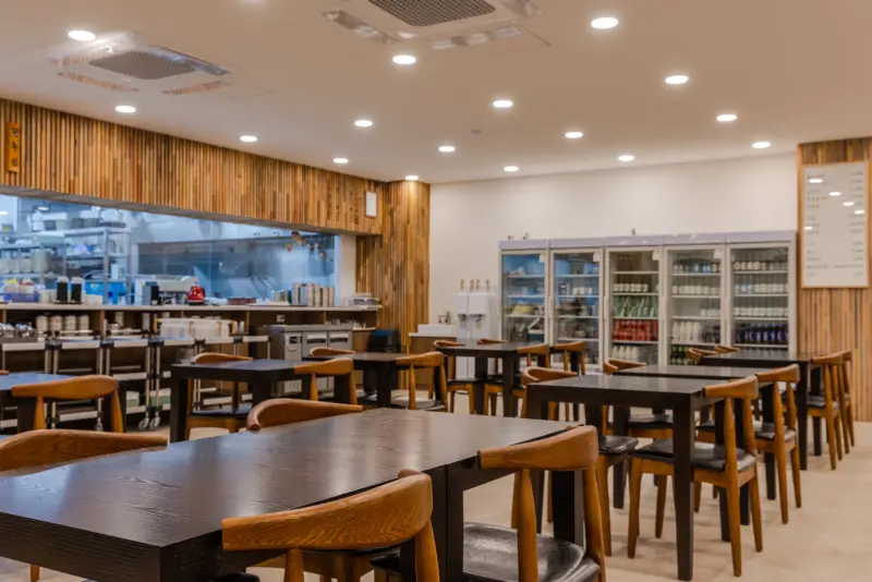 우드슬랫과 오픈키친이 어우러진 70평 한식당 윤밀원